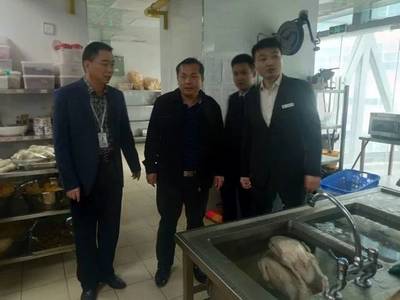秀英區(qū)曾武副區(qū)長帶隊檢查兩會及年貨食品安全，重點關(guān)注散裝及預(yù)包裝食品銷售